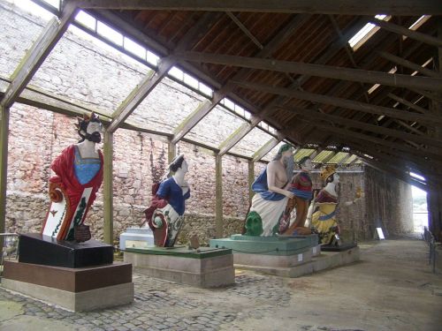 Ship figureheads displayed beside the 1774–5 slip, covered c.1815. Image by J. D. Davies.